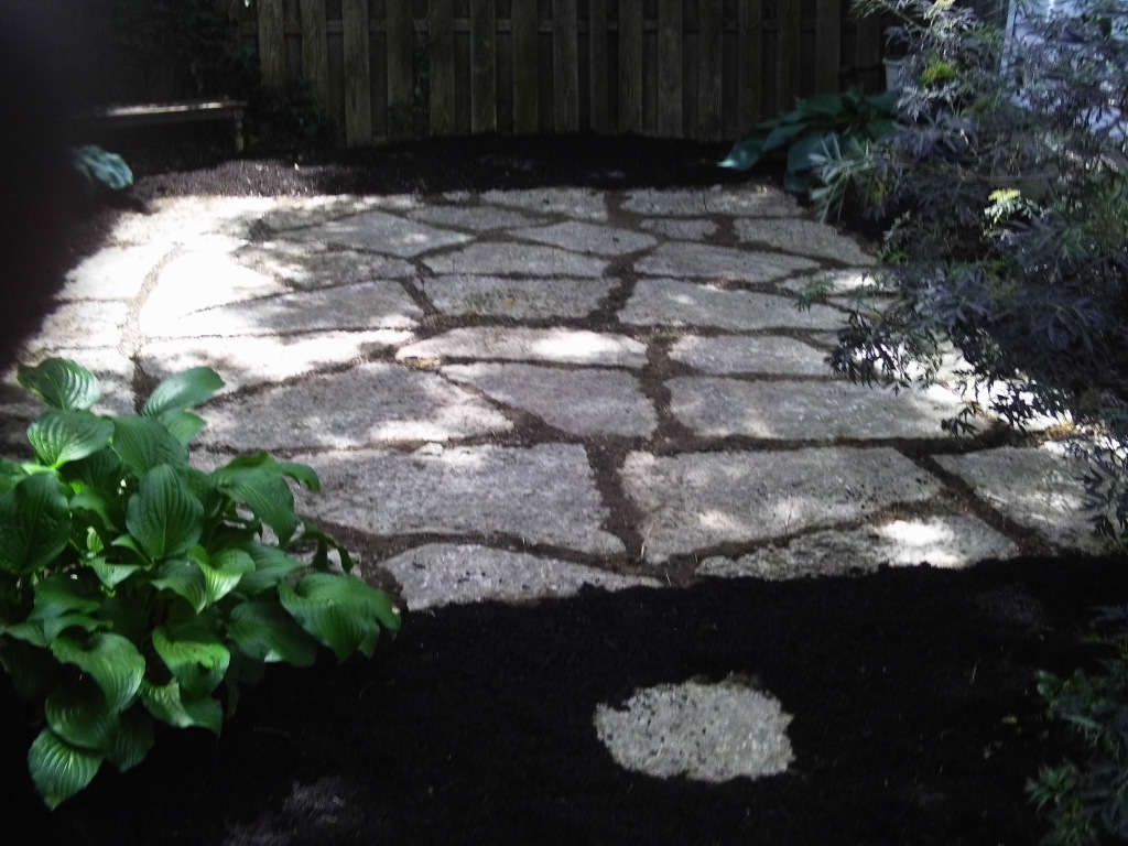 Flat Stone Patio area installed mybigc.com/2020/03/09/fla…