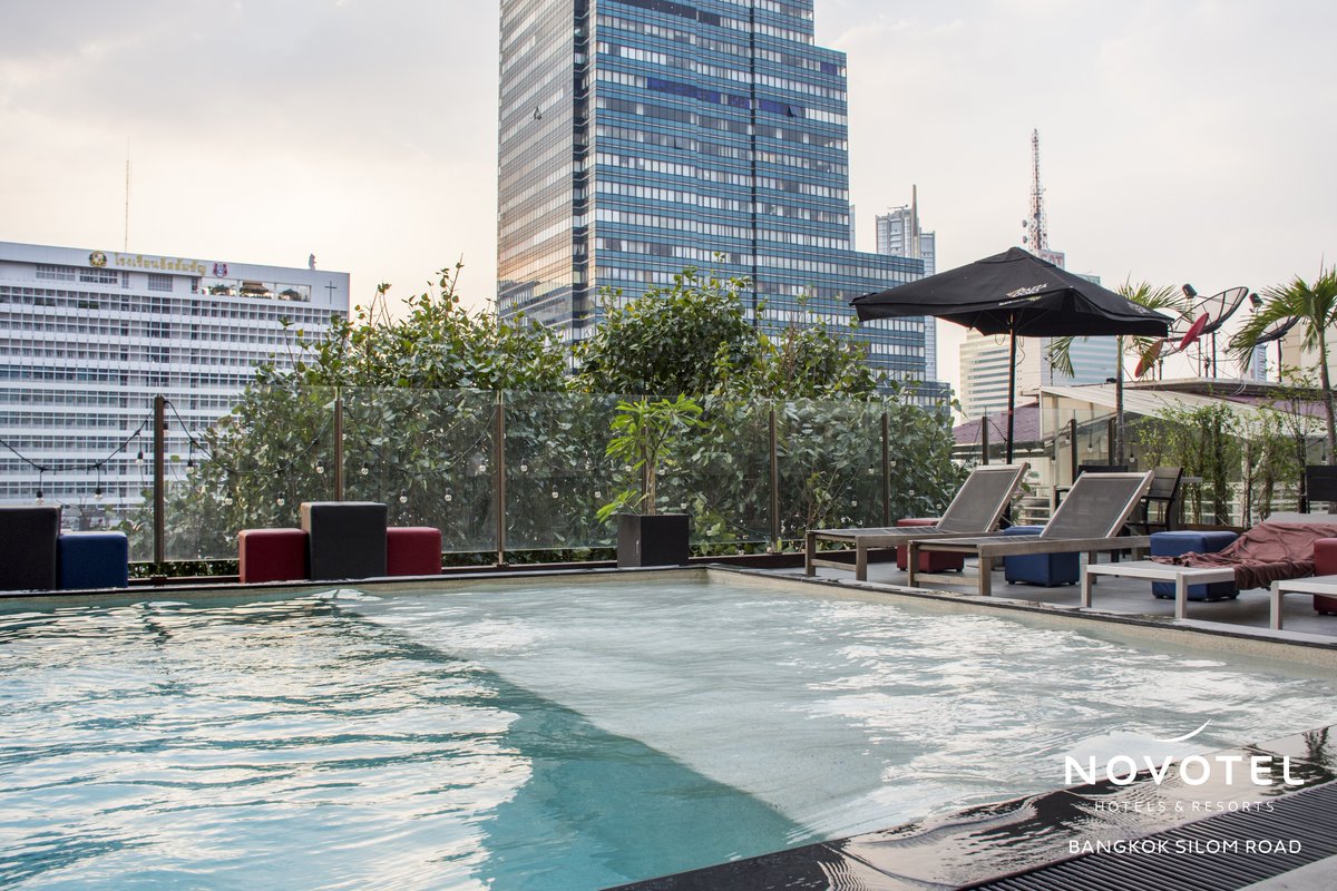 Novotel_Silom's tweet photo. At #dusk, it's time to relax by the #Pool 🌇🏊‍♂ >> https://t.co/l0TiCm9FrP https://t.co/Cr5qmAMn8A
