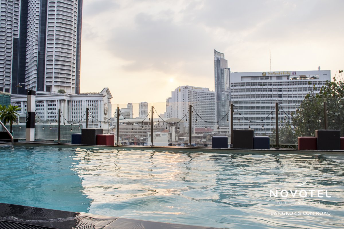Novotel_Silom's tweet photo. At #dusk, it's time to relax by the #Pool 🌇🏊‍♂ >> https://t.co/l0TiCm9FrP https://t.co/Cr5qmAMn8A