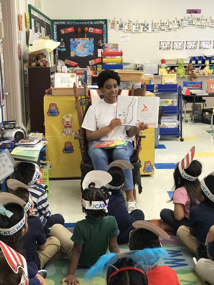 mlalextx's tweet photo. Hillcrest teens volunteered to read to PK-1 students at Preston Hollow Elementary on Friday during #ReadAcrossAmerica Week.  Fun time had by all!  @PanthersHHS @hhslibrarydisd @DISD_Libraries https://t.co/llEoqlnINl