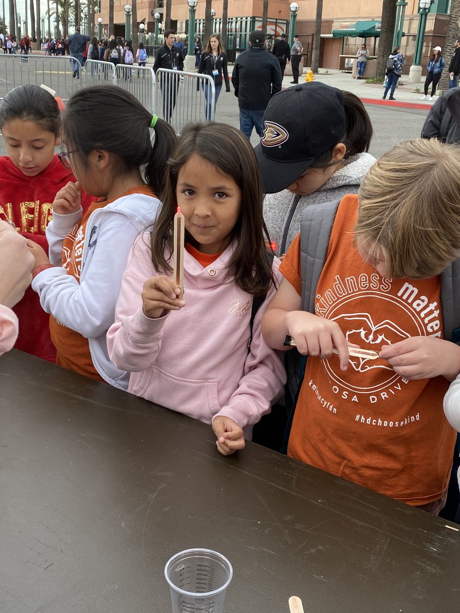 Jenna_Breite's tweet photo. Such an amazing learning experience! Thank you @Ducks_SCORE for a great #FirstFlight experience! It was #electrifying #hermosaLeads2020 #Hawktastic #LearnMoveAchieve #DucksLightTheLamp #LightTheLamp https://t.co/qxeBdZiAzM