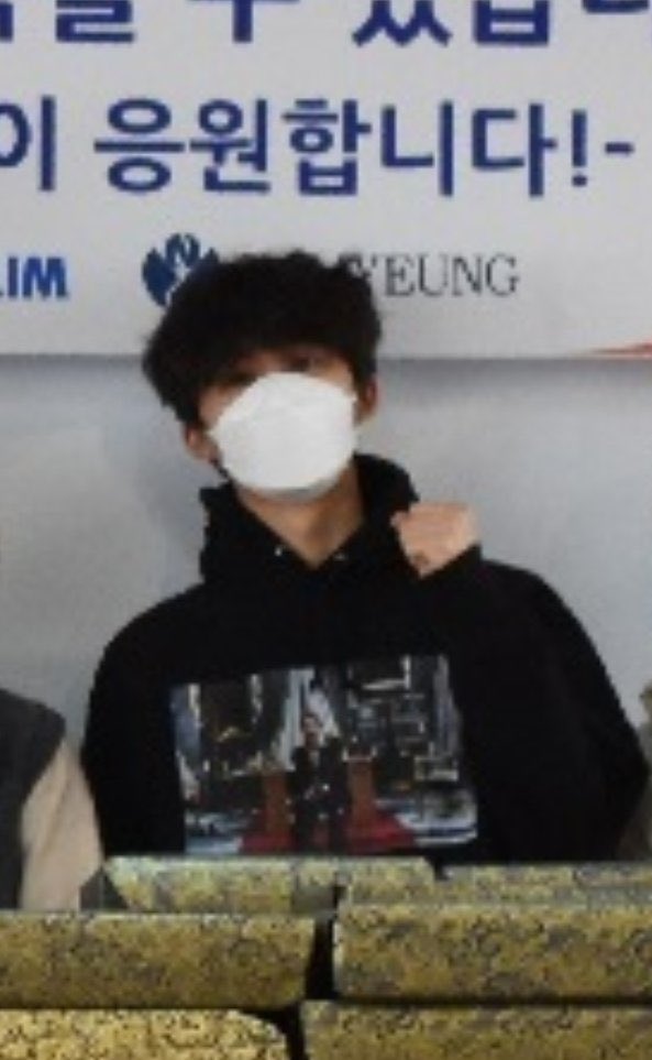 gnanique__'s tweet photo. Our Hanbin crumbs slowly giving us bigger and clearer pics of him.. we’re near to an upclose and better photos... 😭😭 https://t.co/rSN3SyUAFm