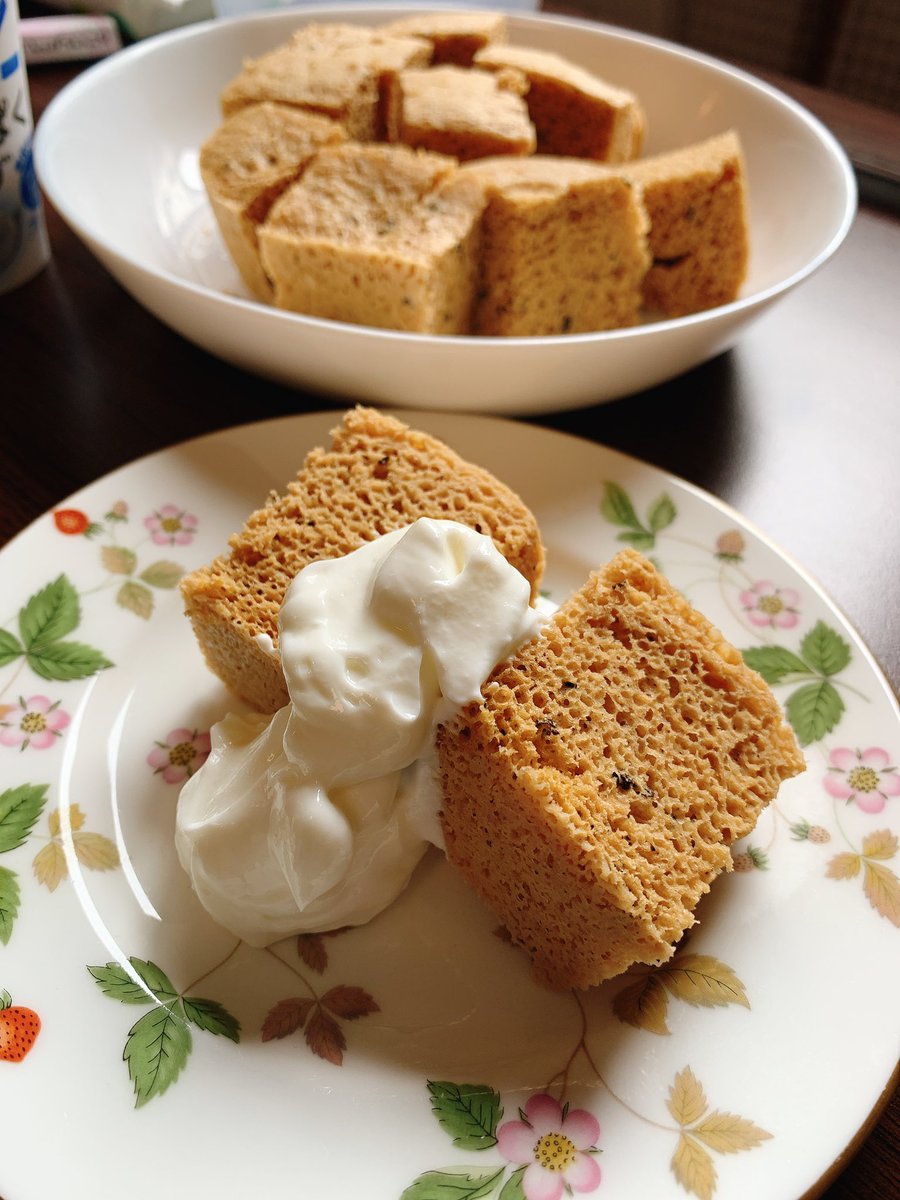 かのまん 最近こればっか食べてるから紹介させてくれ 減量中だけど甘い菓子パン的な物が食べたい ふわふわのケーキ みたいなやつ食べたい という方におすすめ プロテインとおからパウダーと卵と無脂肪乳とベーキングパウダーと電子レンジさえあれば出来る