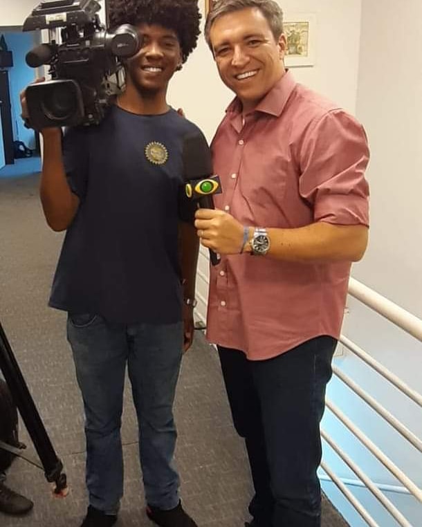agatadourado's tweet photo. Quando um preto pega na câmera e mostra... A senzala aplaude. #negrosnopoder @marciocamposnet #meninosdobem #pretosnopoder @nurapoficial @BandTV @radiobandnewsfm @portaldaband Melhor reporte #marciocampos que Elegância.✊🏿👏🏿👏🏿👏🏿 https://t.co/EVwJvhGBEu