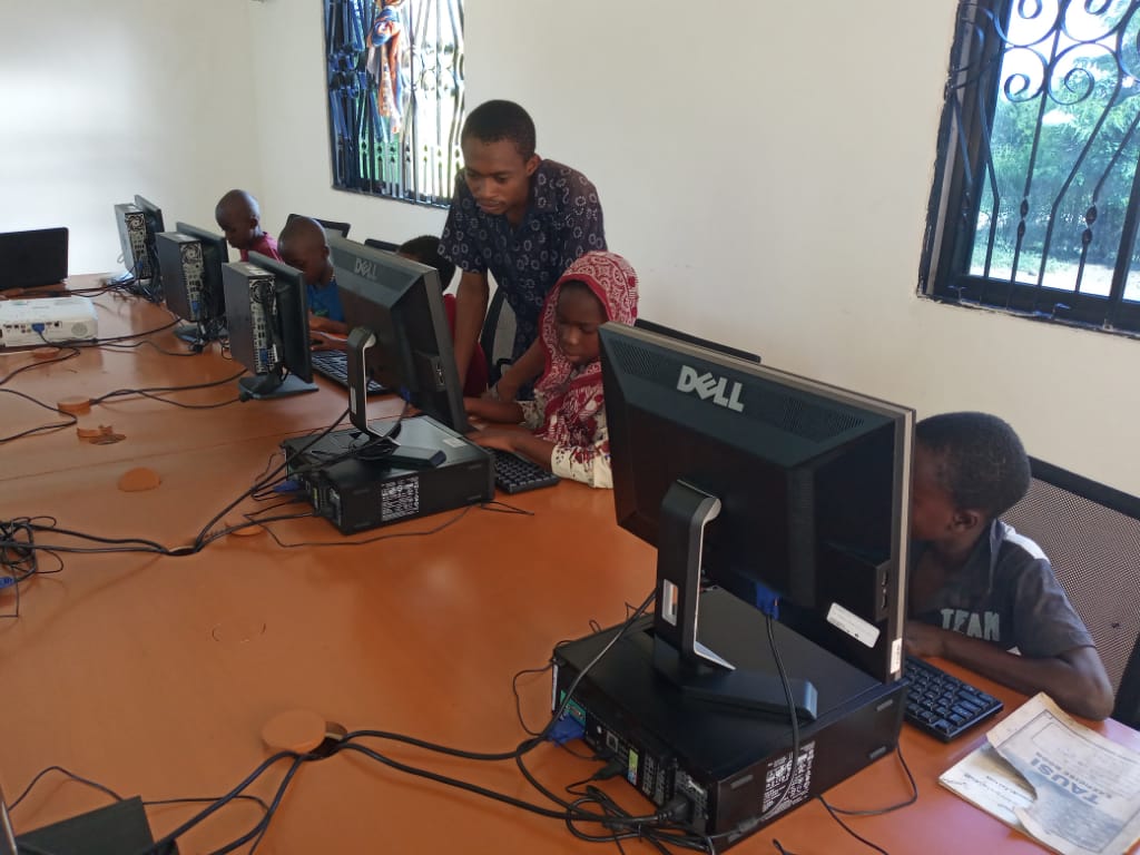 tehama_academy's tweet photo. One of our ways of teaching is personalized learning/teaching. This helps to understand each student's strength and weakness and support them accordingly.
#sessionInProgress #newWaysOfLearning #STEM #kidsInICT #personalizedLearning #innovationtz https://t.co/F6XQ2cOFTm