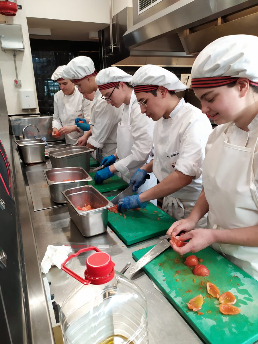 INS_EHTB's tweet photo. L'alumnat d'EPA #ElaboraciódeProductesAlimentaris volem oferir-vos les nostres millors elaboracions. Per aconseguir-ho és imprescindible treballar en equip.
#IndústriesAlimentàries #EHTB #Workinprogress https://t.co/hkDEIpxQOu