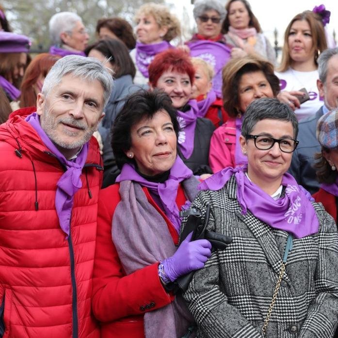 #ATENCIÓN

Fijaos en los guantes de nitrilo que llevaba la Ministra Isabel Celaá en la manifestación del #8M 

¿¡Quién va a una manifestación con guantes antialérgicos!? 🤔