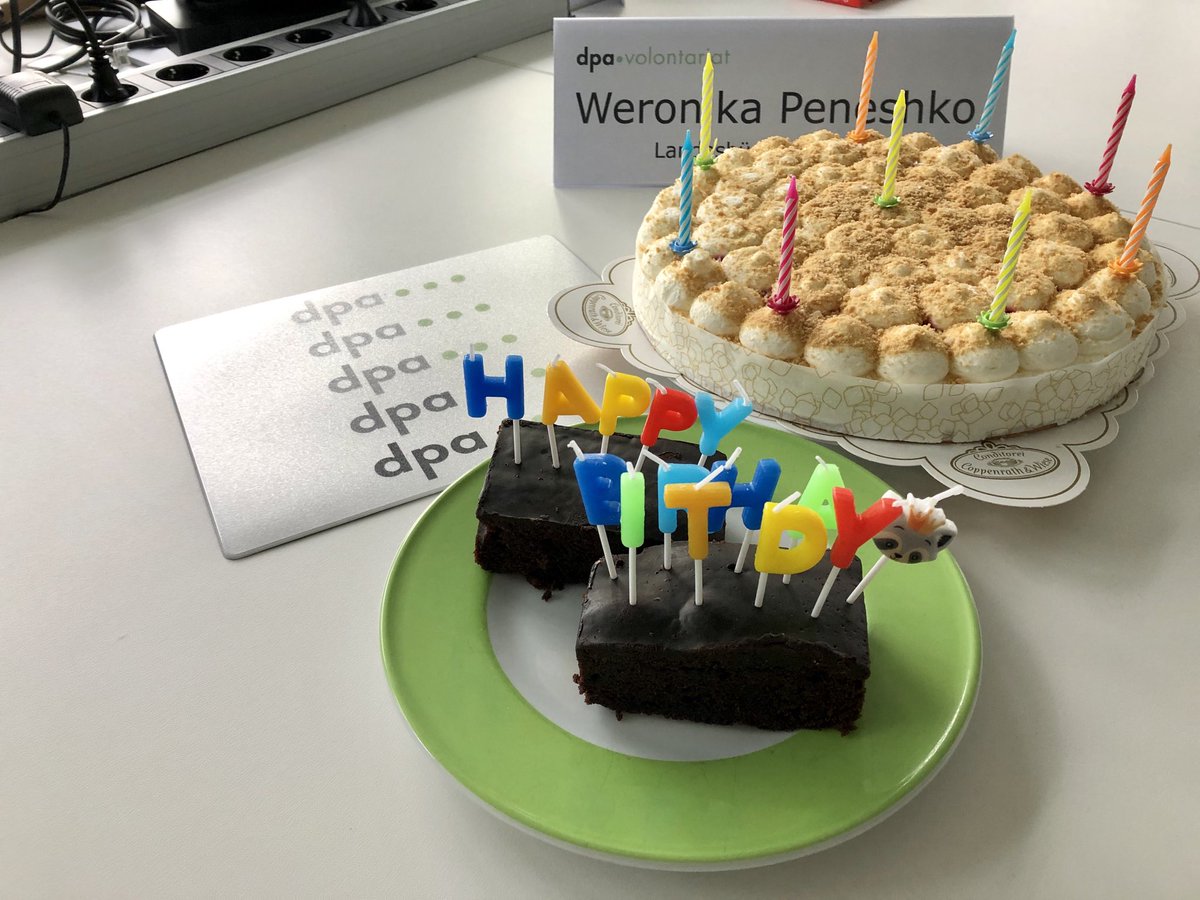 Im #dpaVolo wird nicht nur hart gearbeitet, sondern auch ordentlich gefeiert (und das nicht nur im Grundkurs im Berliner Newsroom). Herzlichen Glückwunsch, liebe ⁦<a href="/Peneshkowski/">Weronika Peneshko</a>⁩ ! <a href="/dpa/">dpa</a>