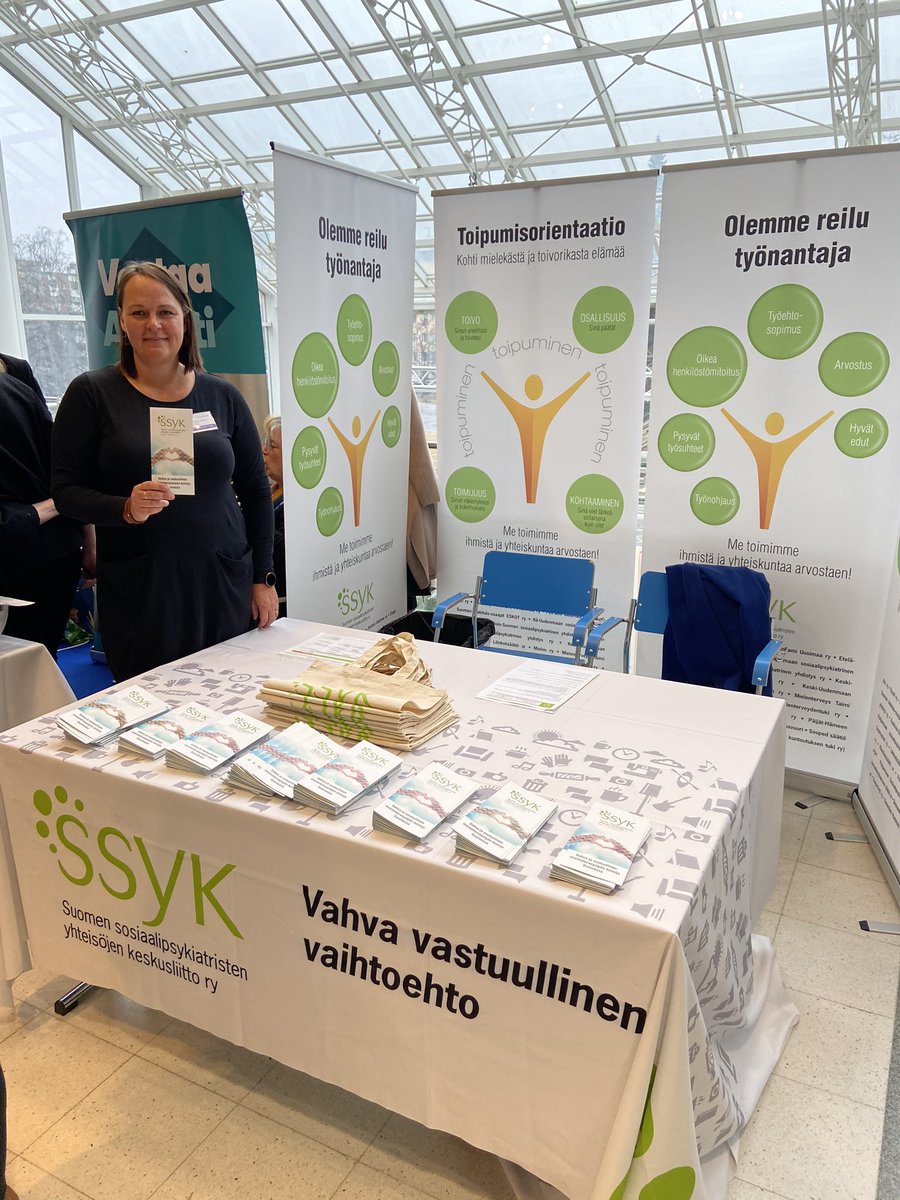 maarithirvonen2's tweet photo. Sosiaalialan asiantuntijapäivien alkamassa Tampere-talossa. Sopimusvuori ry:n Christa Rajanti esittelemässä Suomen Sosiaalipsykiatristen yhteisöjen keskusliiton osastolla jäsenjärjestöjen ammattitaitoista toimintaa ja yhteistä toipumisorientaatioviitekehystä. #ssyk #järjestöt https://t.co/esNLdvPCXj