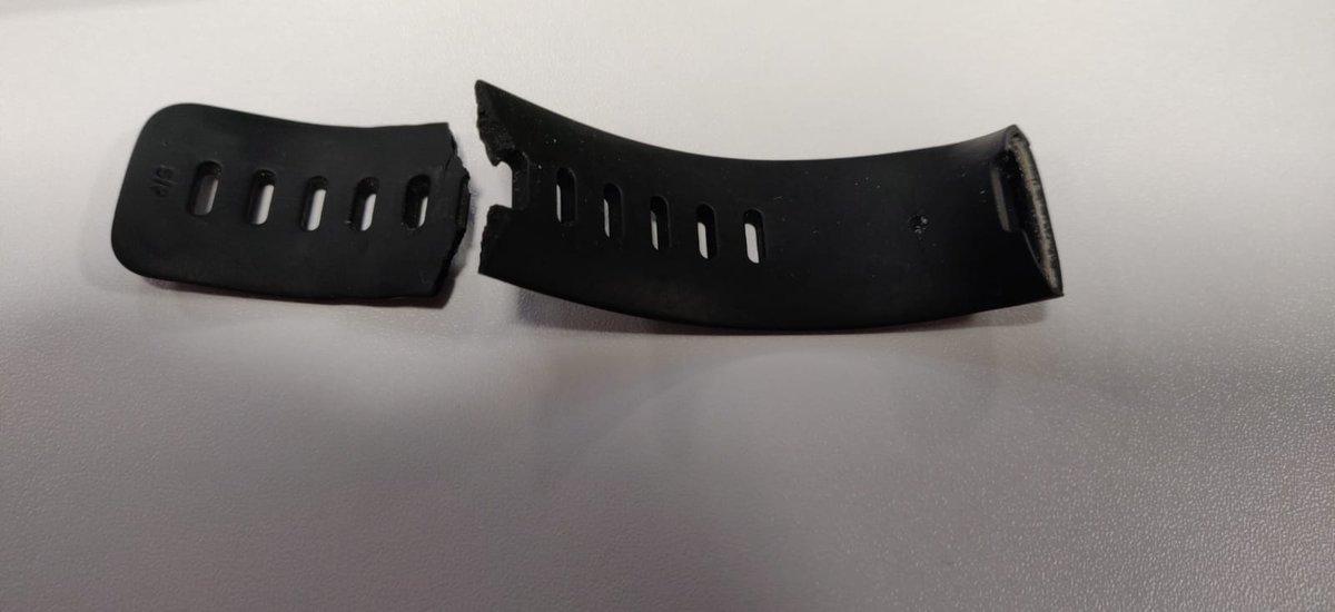 PAnnoyed's tweet photo. @FitbitSupport How do I get a replacement strap for my Charge 3? The first half went not long ago (not even breaking where it was clasped) and now the second half has given up after I swapped to the longer strap - Not even had this a year so I could go back to the retailer? https://t.co/jrRwykDrTF