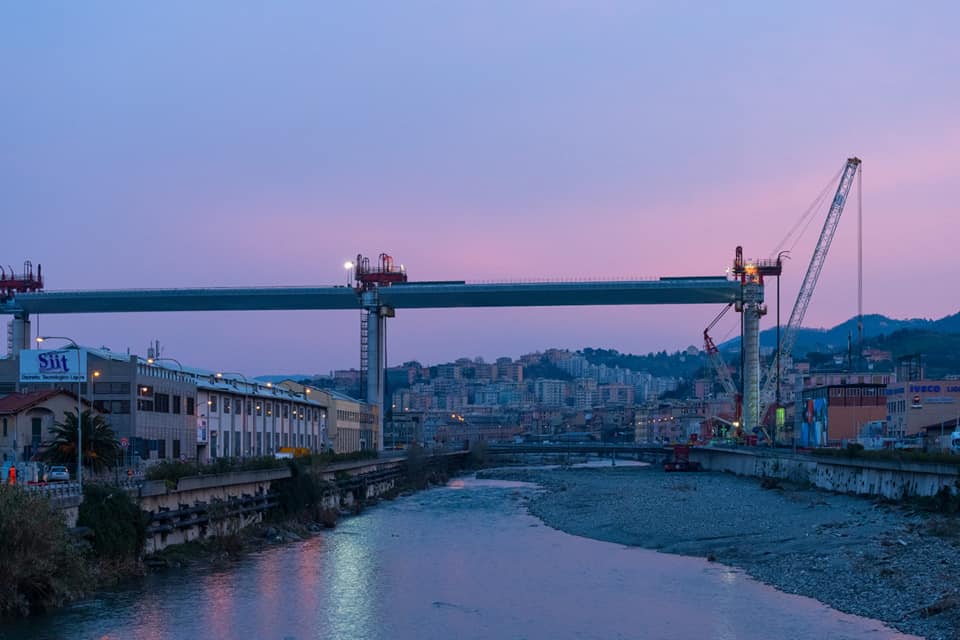 ComunediGenova's tweet photo. 🚧 Alcuni minuti dopo le ore 6 di oggi è arrivata in quota la seconda campata da 100 metri del #viadotto sul #Polcevera https://t.co/AkJQzhe8FL
