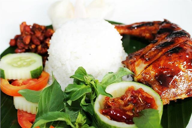 Menu Hemat Paket Nasi + Ayam hanya IDR 40.000,- nett/pax. Menu ini sudah komplit terdiri dari nasi putih, pilihan ayam atau ikan, lalapan, sambal dan FREE es teh manis. Cocok banget buat makan siang hari ini 😉

Available at BaReLo Restaurant, Let's come and try!!
___________…
