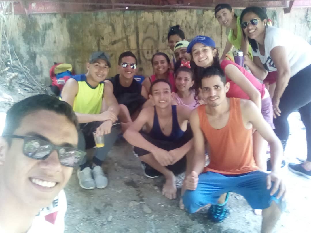 jpsuv_pampanito's tweet photo. Este #Domingo08 integrantes de @jpsuv_pampanito, @FFMPampanito y demás organizaciones sociales del municipio realizaron una caminata ecológica y recreativa con el fin de motivar y fortalecer el compañerismo en sus estructuras. 
@JuventudPSUV 
@KaryTeran 
@JesusSequera21 
@LEDYT1 https://t.co/zlFNiKqX9L