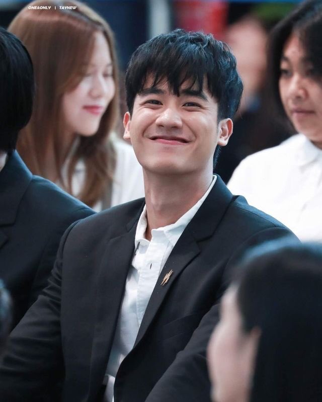 # RemmyB19
Dic/27

—Había ido con su familia al teatro de la villa para celebrar los RemmyBs de ese año, donde sus dos padres vuelven a casa con sus respectivas estatuillas ganadas esa noche. Él por su parte se mantuvo entre el público apoyando cada momento.—