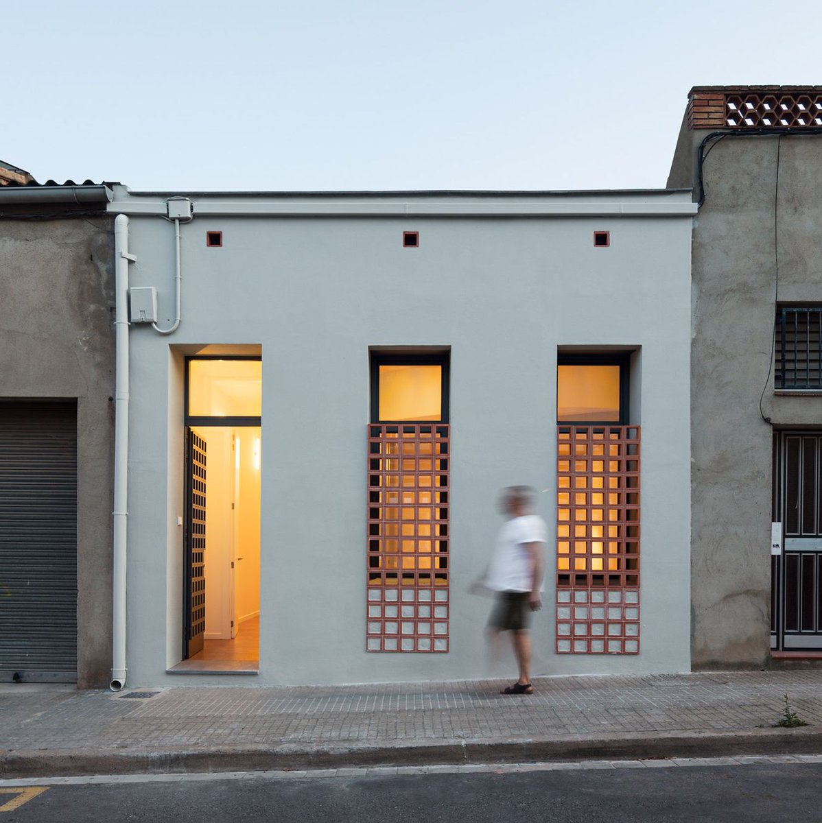 dezeen's tweet photo. A curved corridor with full-height doors slices through this ground floor home near Barcelona: https://t.co/JAwdibgXs7 https://t.co/KkTGGwlaQ7