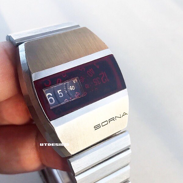 utdesign's tweet image. SORNAのLED時計に擬態したメカデジ。明るい光源下だと円盤透けて見えてよいね。 サイトにアップしました。 
utdesign.net/sorna-jumphour/
#sornawatch #jumphour #jumphourwatch