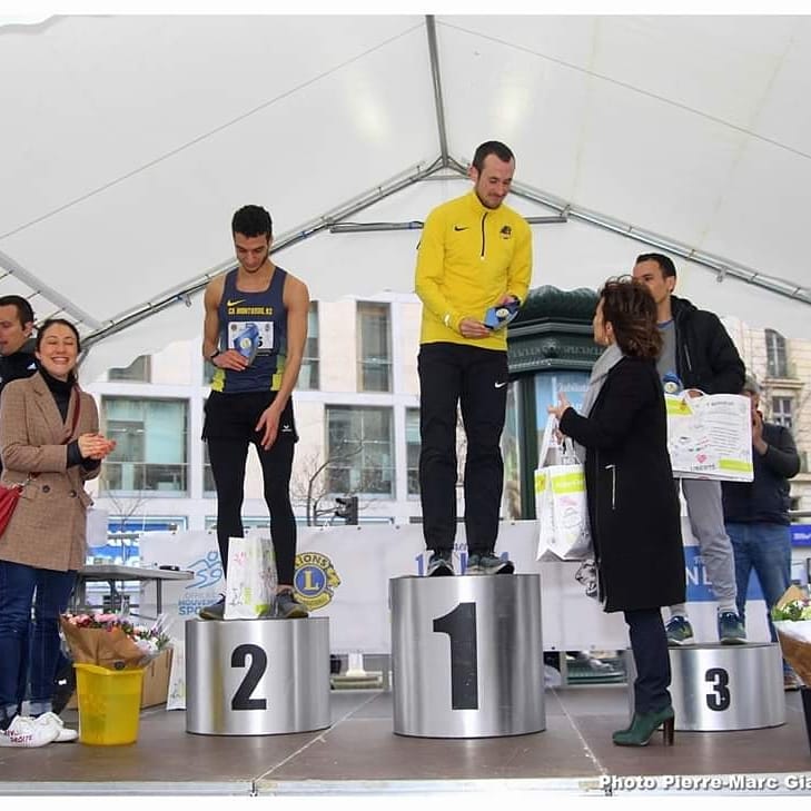 Le podium masculin de cette édition 2020 entourés de <a href="/dburkli/">Delphine Bürkli</a> et <a href="/aguillem1/">Adeline Guillemain</a> 
#10kmdu9 #lionsparis9run
1) Sylvain Chaumelle 32'36"
2) Ryan Bekhaled 32'49"
3) Miloud Obad 33'36"
Bravo 
© GiaoRunning "Photographe"
<a href="/lionsclubs/">Lions International</a>  <a href="/LEOClubFrance/">LEO Club France</a> <a href="/LionsFRANCE/">Lions Clubs France 🦁🇫🇷</a>  <a href="/Mairie9Paris/">Mairie du 9e Paris</a>