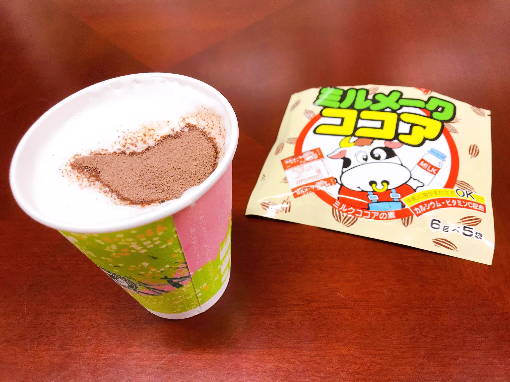 半額キャンペーン中 #ローソン ホットミルクに #ミルメーク を入れてみました😋🥛
優しい甘みが広がりホッとする味わいでした😋  