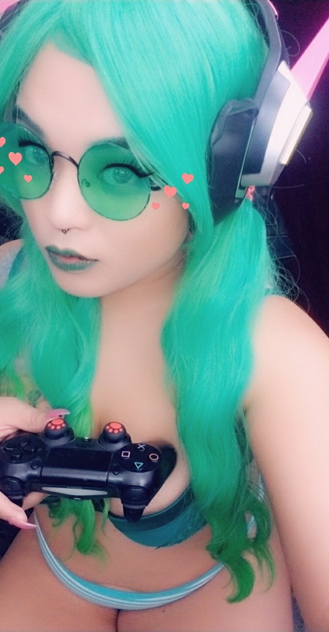 1 pic. Okay Im really beginning to embody this character. I GOT THE FRIGGEN TINT ON THE GLASSES. Okay I'm having WAYYYY too much fun sitting here as Bit playin videogames and taking Selfies. @zedrinbutt https://t.co/ZmmTbiv3md