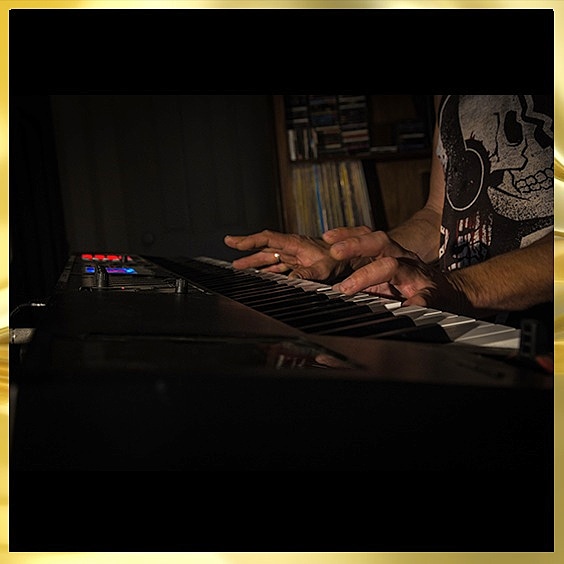 SunnysideSound's tweet photo. Late night key session 🦇🎹🎙️🎚️#recording #producer #creating #sunnysidesound https://t.co/qL7RkOehMa