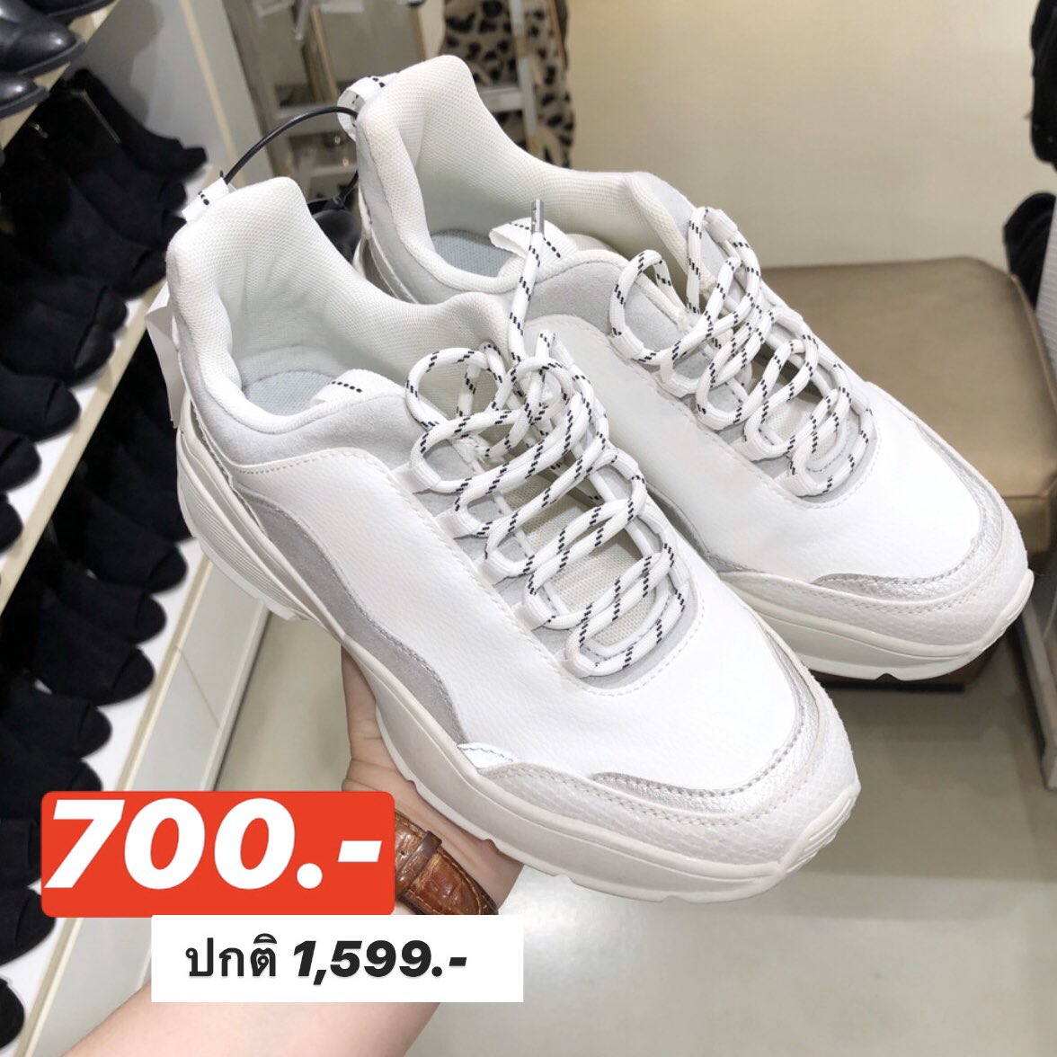 punpromotion's tweet photo. 🔥 H&amp;M Mid-Season Sale ลดแล้ว! สูงสุดถึง 50% ทั้งเสื้อผ้าและแอ็กเซสซอรี่ต่างๆ มองชิ้นไหนไว้ได้เวลาไปคว้ามาครอบครองแล้วค่า ราคาเริ่มจากหลักร้อยเท่านั้น รีบด่วน ช้อปก่อนได้ก่อนน้าา~   📆 เริ่มตั้งแต่วันนี้
📍H&amp;M ทุกสาขา และ  https://t.co/ZsVo1wB7Gy  #ปันโปร #เซล  #HMThialand https://t.co/HWuZCHmnPW