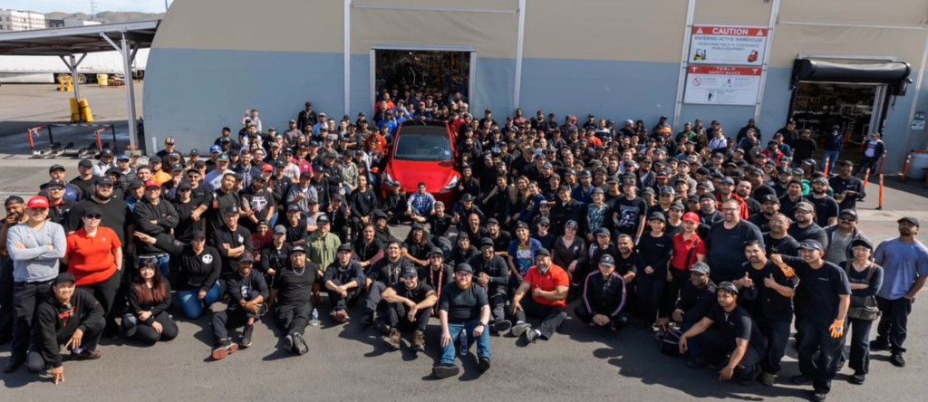 테슬라가 1백만번째 전기차 생산을 알려. 불과 몇년전만해도 테슬라가 의미있는 수의 차를 팔 수 없을 것이라고 말했었는데 모델 3가 그 우려를 날려버려. 곧 네번째 테슬라인 모델 Y가 나오면 더욱 놀랄만한 역사를 쓰게 될 듯. 올해내 연 50만대 생산능력을 넘어설 예정 electrek.co/2020/03/09/tes…