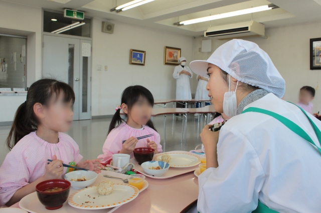 横浜栄養専門学校 2月10日に 姉妹校 さかいぎ幼稚園 の食育イベント おにぎり作り に 学生4名が参加しました 横浜栄養専門学校 横浜 食育 幼稚園 おにぎり 豚汁 栄養士 笑顔に癒される