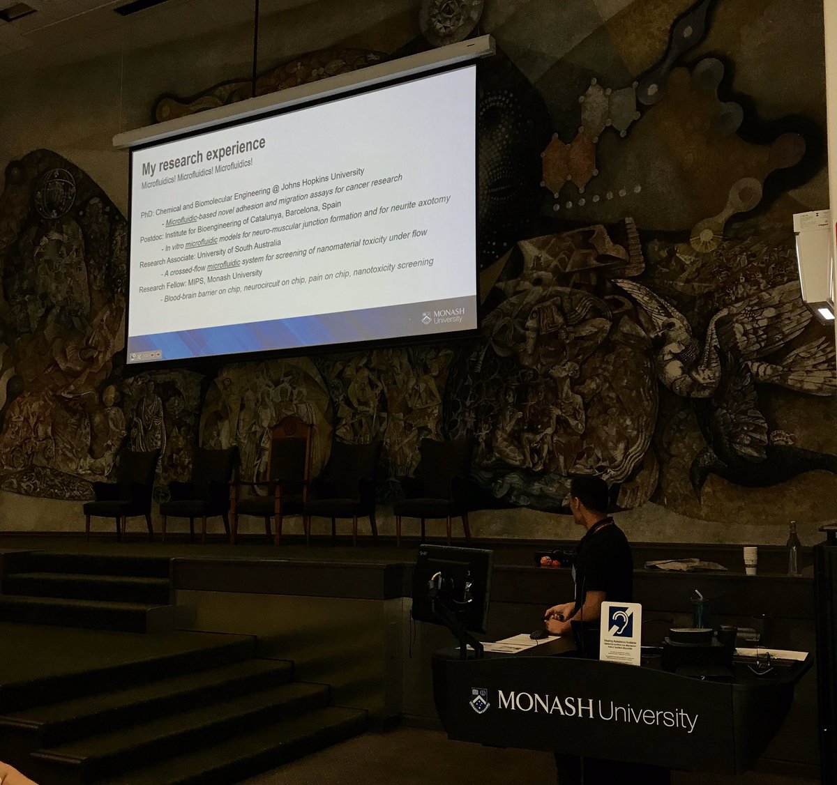 voelcker_lab's tweet photo. Our #microfluidics specialist Tommy Tong presenting his research at the #EMCRsymp organised by the @EMCR_MIPS 

#organonchip #painonchip #nanotoxicology #brainonchip https://t.co/nnCTnKr4Oe