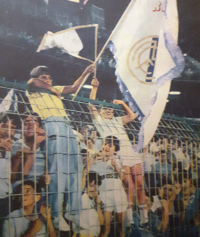 Nostalgia Futbolera ® on Twitter: "Niños subidos a la valla del Estadio Santiago Bernabéu, animando con una Años 80. https://t.co/xqK5KRrceu" / Twitter