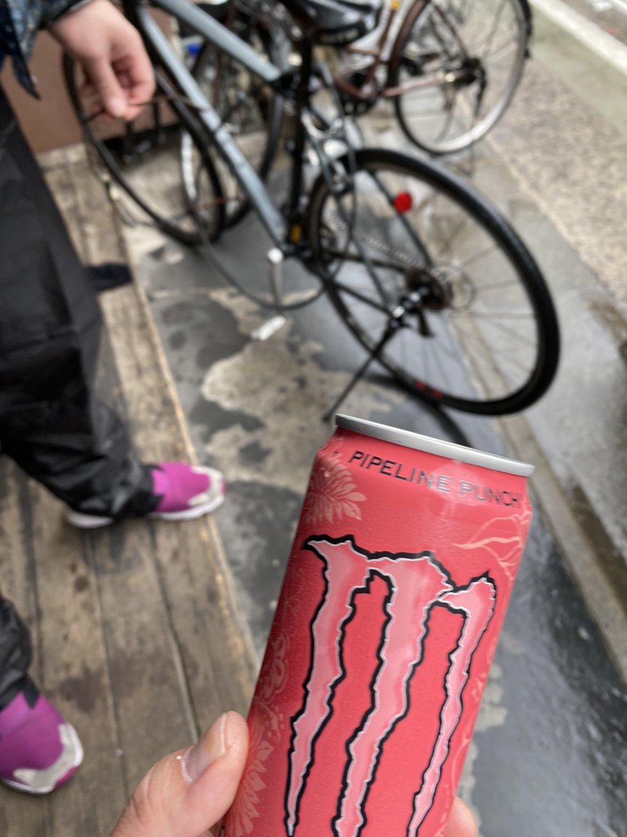 nlove_takanori's tweet image. LEIWANメンバーも皆んな大好き
カタカタの職場に届け物ナウ♪
変わりにモンスター貰った♪
(カタカタの足)

#2YOU