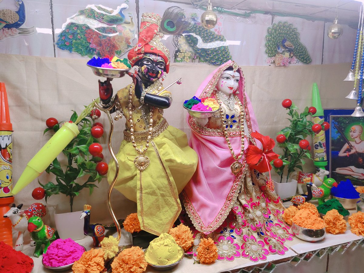 krsnasangini's tweet photo. श्री राधे प्यारे गुरुदेव
आपके प्यारे मेरे सरवस होली के रसिया श्री राधा नवल किशोर जी के आज होली के अति मनोहर रंग रंगीले दर्शन😘😍❤🌈
#HappyHoli2020
@gauravkrishnag https://t.co/BrhZ2Mkza9