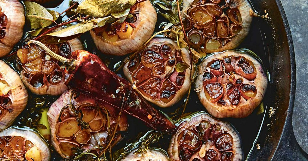 SAVEURMAG's tweet image. Ready the Breath Mints, These Recipes Are Loaded With Garlic saveur.com/gallery/these-…