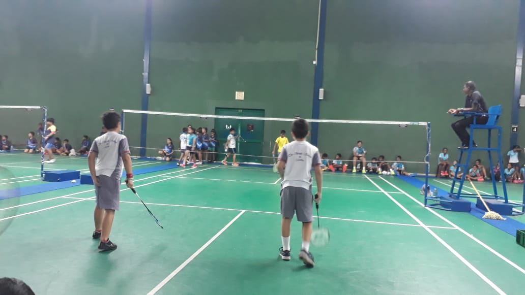 SimonNewbold3's tweet photo. @BSC_JSSport The U12 boys and girls badminton teams competing in the TISSL Tournament at the Mercantile Badminton Association today #GoLions #BSCLionsPride https://t.co/vQD3KXWao0