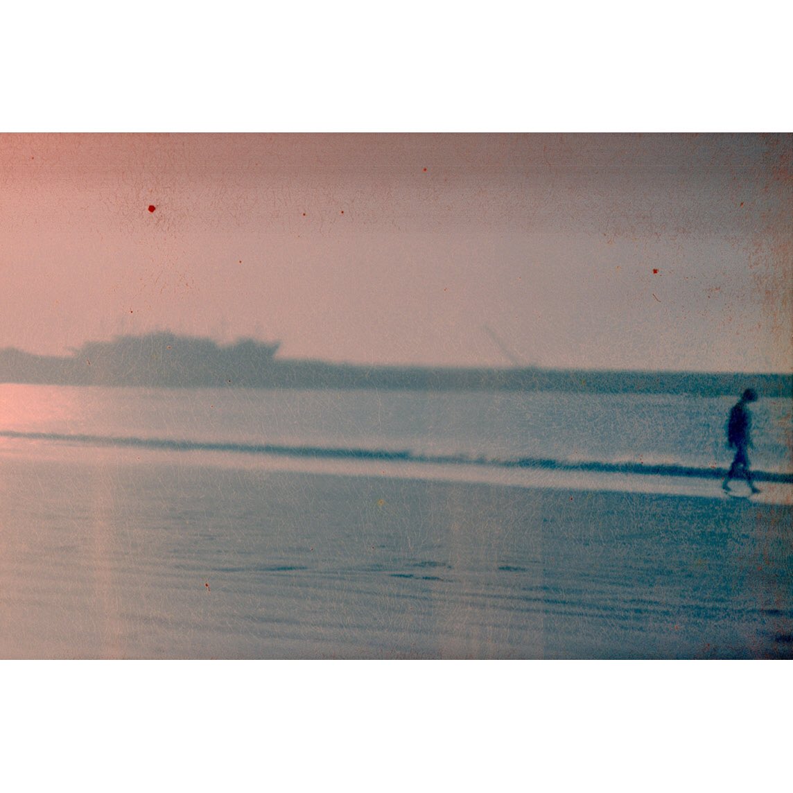 La imagen que aparece en portada de mi novela pertenece al primer carrete que disparé. Corría el año 1993, estaba de viaje iniciático en Marruecos con mis amigos, el actor Julio Manrique y el fotógrafo Josep Maria de Llobet, y mi padre me acababa de regalar su vieja Canon AE-1...