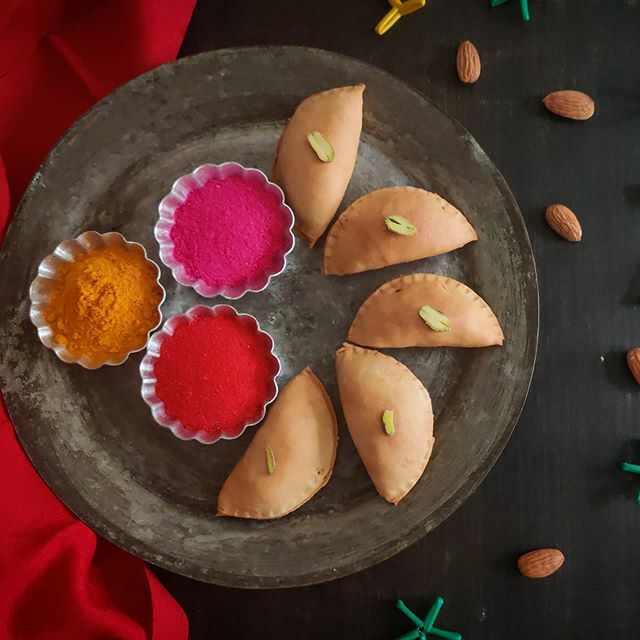 Skipping the usual holi shenanigans and settling for a quiet holi this year...To all who are celebrating have a vibrant and safe holi...
Calling it a day with some baked gujiyas that I had curated for <a href="/slurrpfarm/">SlurrpFarm</a> 
The recipe is on their blog. 
Best wishe… ift.tt/38BzaWf
