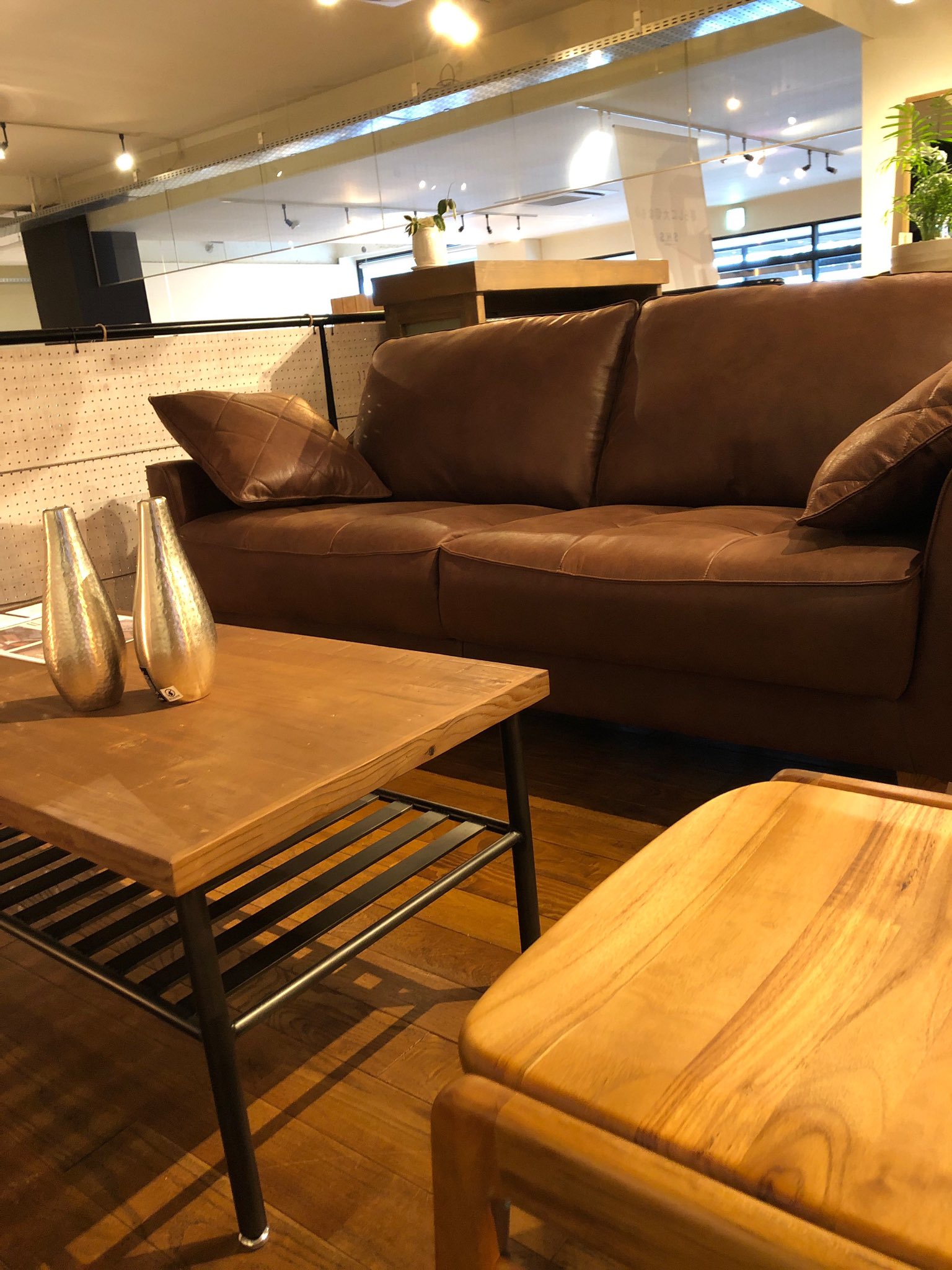 Shs Nagaoka ヴィンテージ家具たちが続々と入荷してきました 皮のソファに見えますが実はファブリックソファなんです 値段にもびっくりです 気になる方は是非店頭で座ってみてください 新潟県 長岡市 家具屋 インテリアショップ Shs長岡