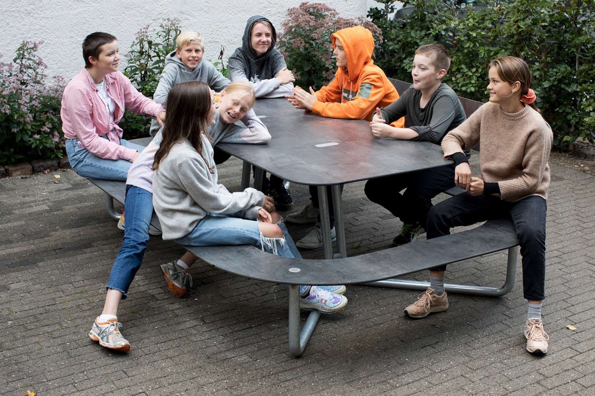 Tjincobv's tweet photo. Straatmeubilair dat uitnodigt tot het maken van een praatje. Ontmoet de meest sociale serie buitenmeubilair uit onze stal: De Plateau banken, zitelementen en picknicktafels. 
#straatmeubilair #buitenmeuibilair #schoolmeubilair #openbareruimte https://t.co/uWLm4MQC6o
