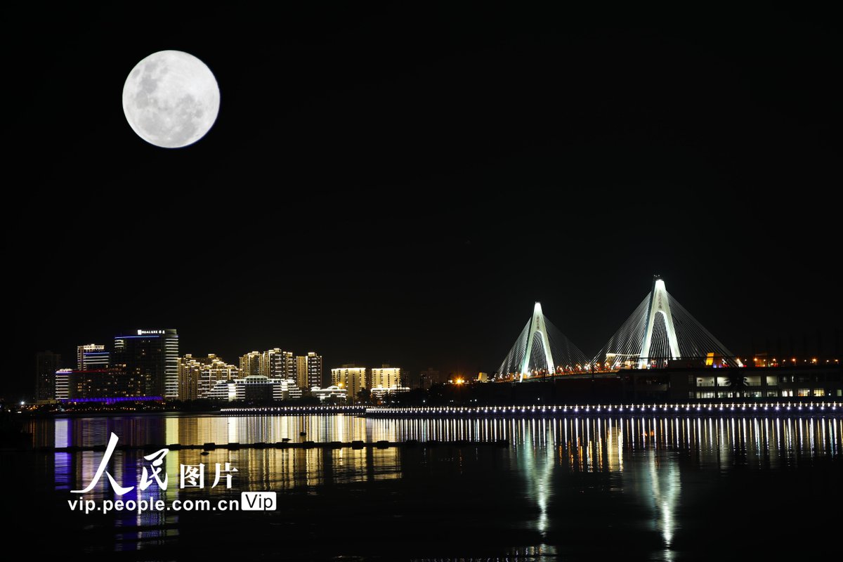 人民日報people S Daily در توییتر 海南海口 超級月亮 現身夜空 3月9日晚 超級月亮 現身海口夜空 資料顯示 超級月亮是指新月或滿月時期 月球與地球間距離較平常為近 肉眼能看到的最大最圓的月亮 據悉 今年 最大滿月 將出現在4月8日