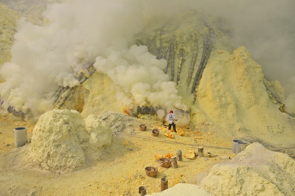 tryalltrips's tweet photo. Visitar los volcanes de #Ijen y #Bromo es una sensación extraña. A la espectacularidad del paisaje se suma la durísima labor que los residentes en la zona realizan en la mina de azufre del Ijen. #viajar #Indonesia 
https://t.co/lW9B2E7LDi https://t.co/eDGuROBBlJ
