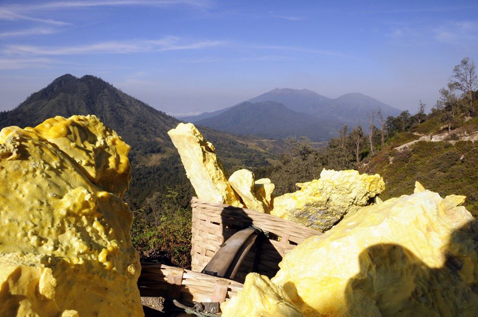 tryalltrips's tweet photo. Visitar los volcanes de #Ijen y #Bromo es una sensación extraña. A la espectacularidad del paisaje se suma la durísima labor que los residentes en la zona realizan en la mina de azufre del Ijen. #viajar #Indonesia 
https://t.co/lW9B2E7LDi https://t.co/eDGuROBBlJ