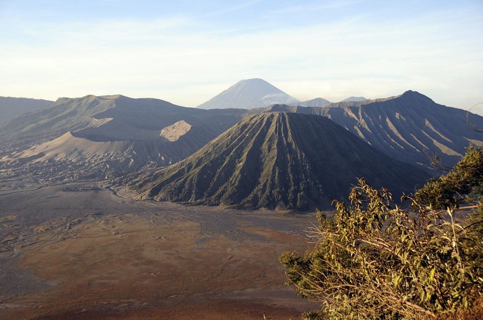 tryalltrips's tweet photo. Visitar los volcanes de #Ijen y #Bromo es una sensación extraña. A la espectacularidad del paisaje se suma la durísima labor que los residentes en la zona realizan en la mina de azufre del Ijen. #viajar #Indonesia 
https://t.co/lW9B2E7LDi https://t.co/eDGuROBBlJ