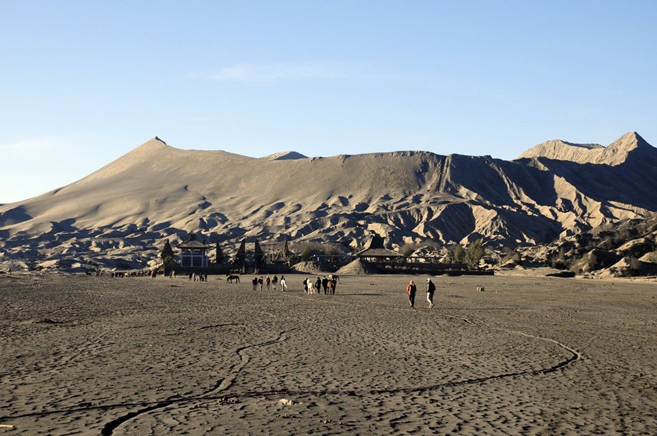 tryalltrips's tweet photo. Visitar los volcanes de #Ijen y #Bromo es una sensación extraña. A la espectacularidad del paisaje se suma la durísima labor que los residentes en la zona realizan en la mina de azufre del Ijen. #viajar #Indonesia 
https://t.co/lW9B2E7LDi https://t.co/eDGuROBBlJ