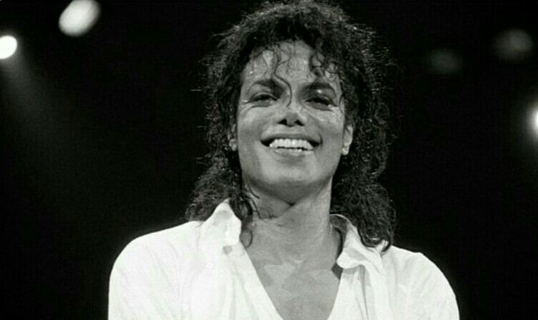 MjLasam's tweet photo. Dear Michael Jackson 
Hi Michael you said you are dead in June 25 2009 I was born 3 months after your death all the evidence at internet idont know if you are alive but you are shopping at Paris in June 25 2011 right we have video wait but Michael I'm not a basher I'm your fan https://t.co/wDFvNSh7k4