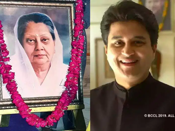 kalyanchandra's tweet photo. #JyotiradityaScindia is following the footsteps of his grandmother #Rajmatha aka #VijayaRajeScindia ignoring #MadhavRaoScindia's legacy with congress. Madhav, Rajeev and #SoniaGandhi were frnds during graduation days. https://t.co/qNxWWy9L3q