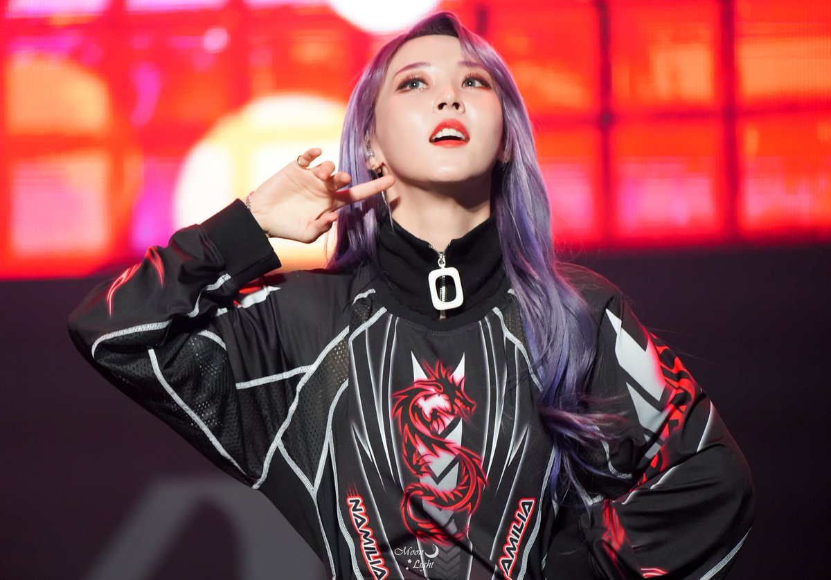 MoonLight921222's tweet photo. 191114 reality in BLACK 쇼케이스 

문별이 + 컬러렌즈 = 덕후살려😍😊😚🙈🙊💕

#마마무 #mamamoo #문별 #moonbyul https://t.co/QPdDKTqcSM