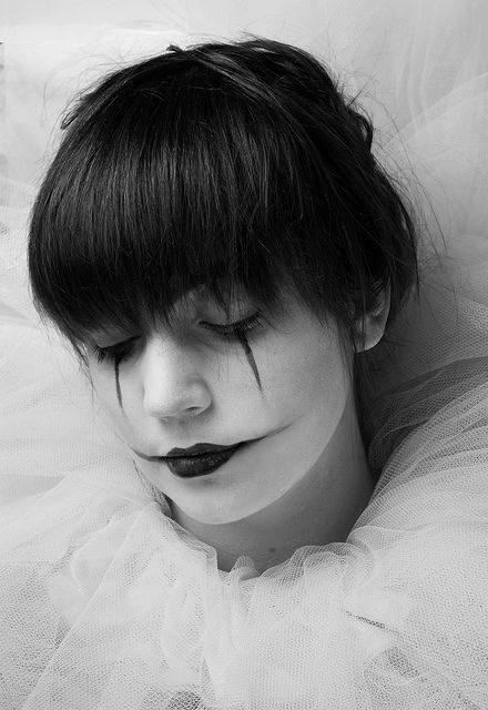 Duke Devlin/Ryuji Otogi wears pretty minimal makeup, just a smokey guyliner and Pierrot tear under his left eye. I cannot find any images of this that aren't cosplay again oh well the point is he looks like an emo rockstar fuckboy Plus Clown