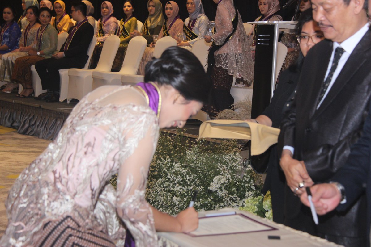 HumasMoestopo's tweet image. Upacara Angkat Sumpah Dokter Gigi Baru Fakultas Kedokteran Gigi Universitas Prof. Dr. Moestopo (Beragama) Selasa, 10 Maret 2020 di Ballroom Arosa Hotel Jl. Veteran Raya.......sl

#MoestopoGueBanget
#MoestopoBeragama
#Moestopo
"Menebarkan Pengetahuan, Keahlian dan Kebajikan"