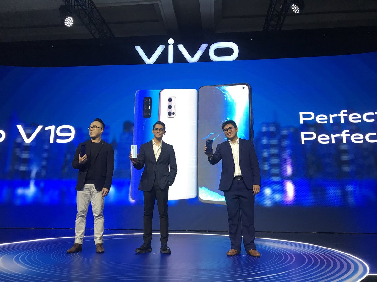 vivo_indonesia's tweet photo. Dengan bangga vivo mempersembahkan #vivoV19 untuk pengalaman malam harimu yang menakjubkan!
RETWEET jika kamu mau memiliki vivo V19 dengan fitur-fiturnya canggihnya! #vivoV19GrandLaunch #PerfectNightPerfectYou https://t.co/cySqBcz2mL