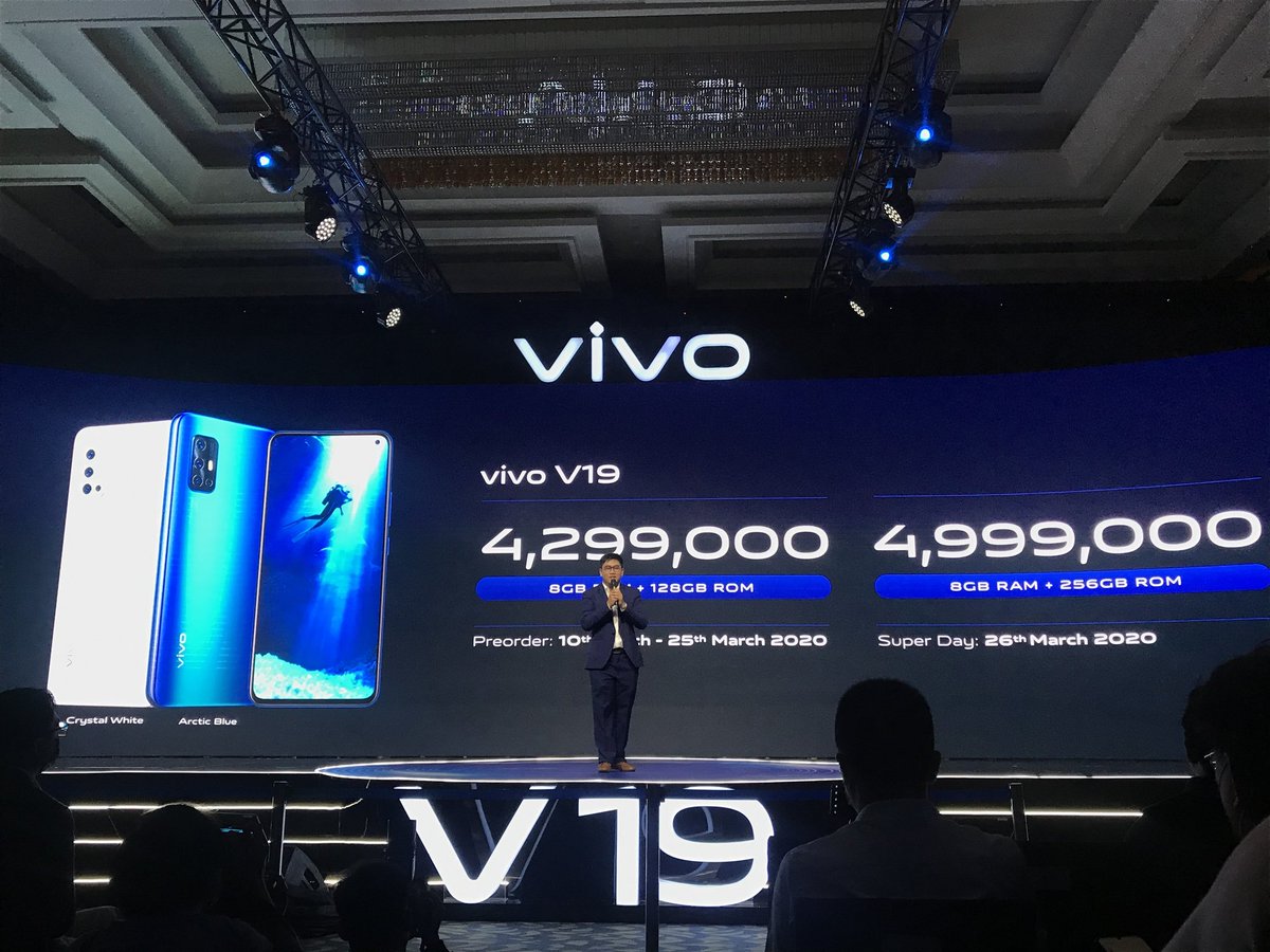 vivo_indonesia's tweet photo. Ini sesi yang paling ditunggu di #vivoV19GrandLaunch #PerfectNightPerfectYou, yaitu harga resmi #vivoV19!
Pre-Order vivo V19 di vivo Official Online atau Offline Store sekarang dan dapatkan keuntungannya. Hanya sampai 24 Maret! Kunjungi https://t.co/WUrK1vkx0h https://t.co/1YxsxFdzMR