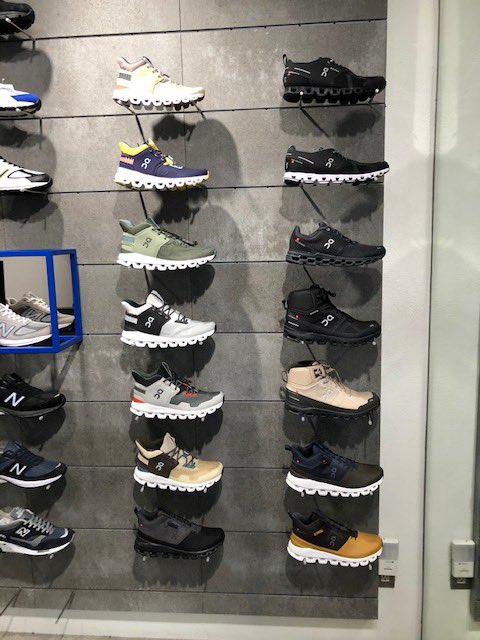 hiroki_komada's tweet photo. atmos渋谷店に、Cloud Hi Edge の巨大ビジュアルが登場！

#CloudHiEdge #TakentotheEdge https://t.co/rRh7Oo67FR
